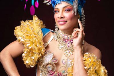 Miniature Sambarisas #2 Trois hommes souriants en tenue de capoeira avec des drapeaux brésiliens, debout dans un parc ensoleillé.