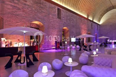 Pont en pierre à arches traversant une rivière, avec des visiteurs et un ciel dégagé en arrière-plan.