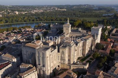 Pont en pierre à arches traversant une rivière, avec des visiteurs et un ciel dégagé en arrière-plan.