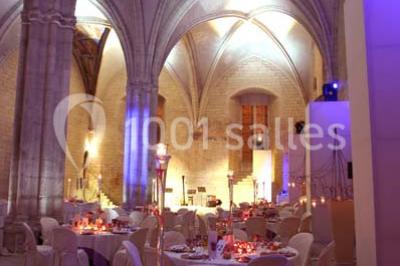 Pont en pierre à arches traversant une rivière, avec des visiteurs et un ciel dégagé en arrière-plan.
