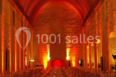 Pont en pierre à arches traversant une rivière, avec des visiteurs et un ciel dégagé en arrière-plan.