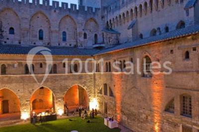 Pont en pierre à arches traversant une rivière, avec des visiteurs et un ciel dégagé en arrière-plan.