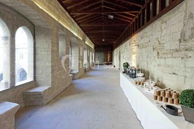 Pont en pierre à arches traversant une rivière, avec des visiteurs et un ciel dégagé en arrière-plan.