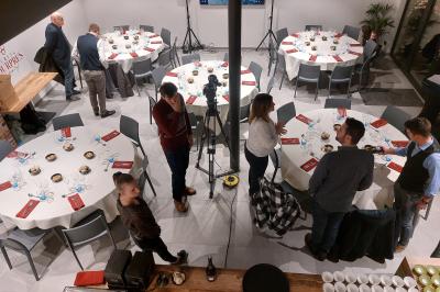 Structure gonflable colorée en forme d'arche, installée sur une cour pavée devant des maisons en briques.