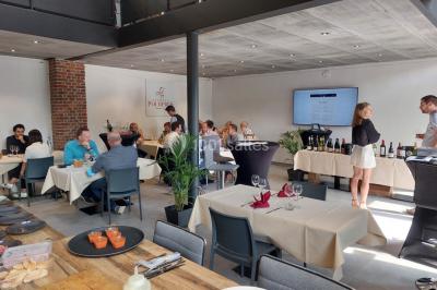 Miniature Location salle Donceel (Liège) - BCarré #11 Salle de réunion moderne avec chaises disposées en rangées, tables hautes et grandes baies vitrées laissant entrer la…