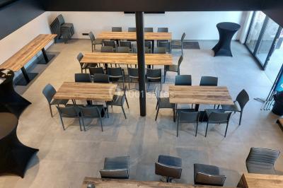 Miniature Location salle Donceel (Liège) - BCarré #7 Salle de réunion moderne avec chaises disposées en rangées, tables hautes et grandes baies vitrées laissant entrer la…