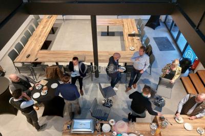 Miniature Location salle Donceel (Liège) - BCarré #5 Salle de réunion moderne avec chaises disposées en rangées, tables hautes et grandes baies vitrées laissant entrer la…