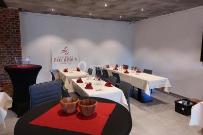 Miniature Location salle Donceel (Liège) - BCarré #14 Salle de réunion moderne avec chaises disposées en rangées, tables hautes et grandes baies vitrées laissant entrer la…