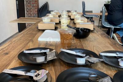 Miniature Location salle Donceel (Liège) - BCarré #15 Salle de réunion moderne avec chaises disposées en rangées, tables hautes et grandes baies vitrées laissant entrer la…