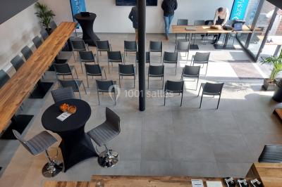 Miniature Location salle Donceel (Liège) - BCarré #18 Salle de réunion moderne avec chaises disposées en rangées, tables hautes et grandes baies vitrées laissant entrer la…