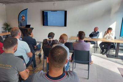Miniature Location salle Donceel (Liège) - BCarré #3 Salle de réunion moderne avec chaises disposées en rangées, tables hautes et grandes baies vitrées laissant entrer la…