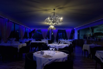 Miniature Location salle Loyettes (Ain) - Le Lion’s #7 Dessert glacé garni de fraises fraîches, de morceaux de noix et de caramel, présenté sur une assiette blanche.