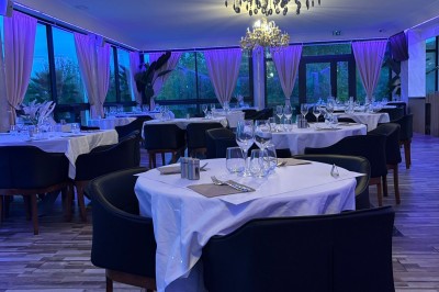 Miniature Location salle Loyettes (Ain) - Le Lion’s #8 Dessert glacé garni de fraises fraîches, de morceaux de noix et de caramel, présenté sur une assiette blanche.