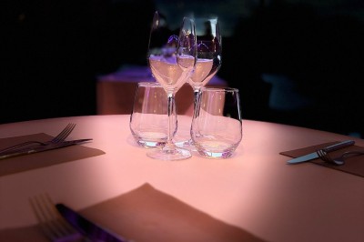 Miniature Location salle Loyettes (Ain) - Le Lion’s #20 Dessert glacé garni de fraises fraîches, de morceaux de noix et de caramel, présenté sur une assiette blanche.