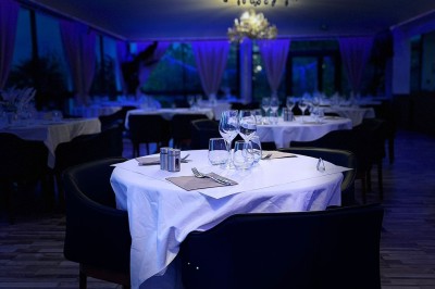 Miniature Location salle Loyettes (Ain) - Le Lion’s #9 Dessert glacé garni de fraises fraîches, de morceaux de noix et de caramel, présenté sur une assiette blanche.