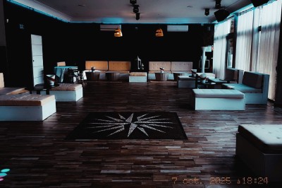 Miniature Location salle Loyettes (Ain) - Le Lion’s #5 Dessert glacé garni de fraises fraîches, de morceaux de noix et de caramel, présenté sur une assiette blanche.