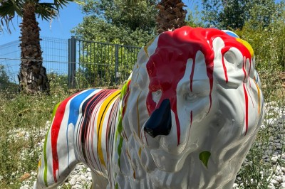 Miniature Location salle Loyettes (Ain) - Le Lion’s #21 Dessert glacé garni de fraises fraîches, de morceaux de noix et de caramel, présenté sur une assiette blanche.