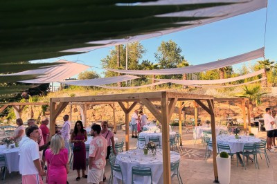 Miniature Location salle Loyettes (Ain) - Le Lion’s #13 Dessert glacé garni de fraises fraîches, de morceaux de noix et de caramel, présenté sur une assiette blanche.