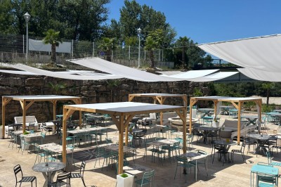 Miniature Location salle Loyettes (Ain) - Le Lion’s #14 Dessert glacé garni de fraises fraîches, de morceaux de noix et de caramel, présenté sur une assiette blanche.