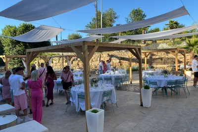 Miniature Location salle Loyettes (Ain) - Le Lion’s #15 Dessert glacé garni de fraises fraîches, de morceaux de noix et de caramel, présenté sur une assiette blanche.