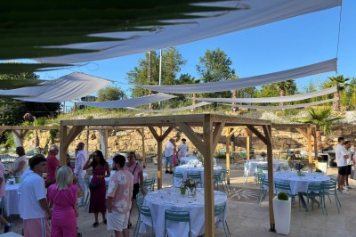 Miniature Location salle Loyettes (Ain) - Le Lion’s #16 Dessert glacé garni de fraises fraîches, de morceaux de noix et de caramel, présenté sur une assiette blanche.