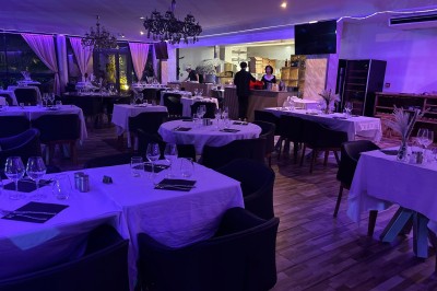 Miniature Location salle Loyettes (Ain) - Le Lion’s #12 Dessert glacé garni de fraises fraîches, de morceaux de noix et de caramel, présenté sur une assiette blanche.