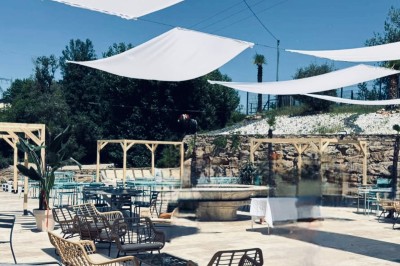 Miniature Location salle Loyettes (Ain) - Le Lion’s #18 Dessert glacé garni de fraises fraîches, de morceaux de noix et de caramel, présenté sur une assiette blanche.