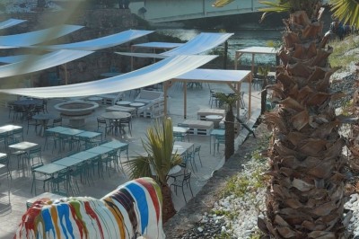 Miniature Location salle Loyettes (Ain) - Le Lion’s #19 Dessert glacé garni de fraises fraîches, de morceaux de noix et de caramel, présenté sur une assiette blanche.