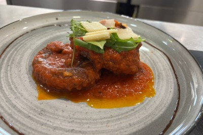 Miniature Location salle Loyettes (Ain) - Le Lion’s #23 Dessert glacé garni de fraises fraîches, de morceaux de noix et de caramel, présenté sur une assiette blanche.