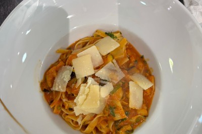 Miniature Location salle Loyettes (Ain) - Le Lion’s #24 Dessert glacé garni de fraises fraîches, de morceaux de noix et de caramel, présenté sur une assiette blanche.