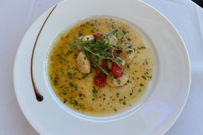 Miniature Location salle Loyettes (Ain) - Le Lion’s #25 Dessert glacé garni de fraises fraîches, de morceaux de noix et de caramel, présenté sur une assiette blanche.