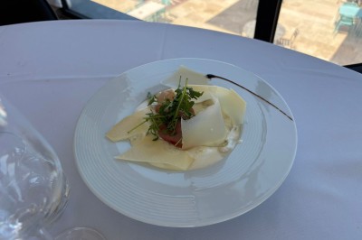 Miniature Location salle Loyettes (Ain) - Le Lion’s #27 Dessert glacé garni de fraises fraîches, de morceaux de noix et de caramel, présenté sur une assiette blanche.