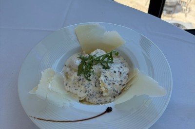 Miniature Location salle Loyettes (Ain) - Le Lion’s #28 Dessert glacé garni de fraises fraîches, de morceaux de noix et de caramel, présenté sur une assiette blanche.