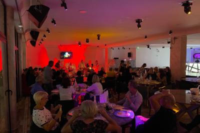 Miniature Ambiance Festive Dessert glacé garni de fraises fraîches, de morceaux de noix et de caramel, présenté sur une assiette blanche.