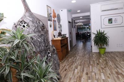 Miniature Le Lion’s Loyettes Dessert glacé garni de fraises fraîches, de morceaux de noix et de caramel, présenté sur une assiette blanche.