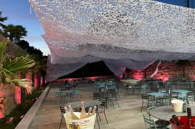 Miniature Le Lion’s Terrazza Dessert glacé garni de fraises fraîches, de morceaux de noix et de caramel, présenté sur une assiette blanche.