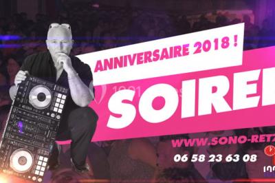 Image promotionnelle d'un DJ tenant une table de mixage, avec des textes sur l'animation d'événements en Vendée et Pays de…