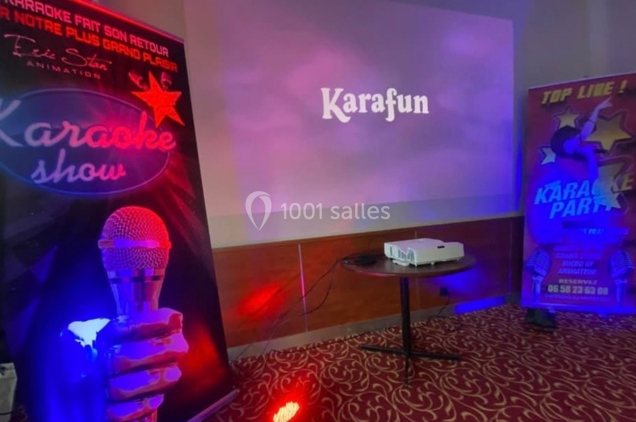 Salle avec projecteur affichant ’Karafun’, entourée d'affiches promotionnelles pour des événements de karaoké.