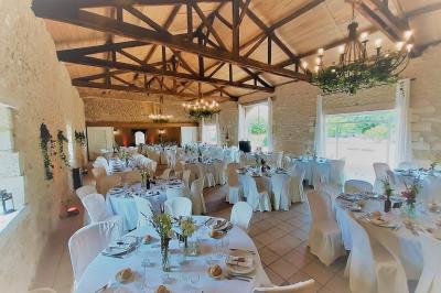 Éclairage nocturne mettant en valeur des arbres et des buissons dans un jardin sombre.