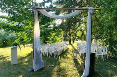 Éclairage nocturne mettant en valeur des arbres et des buissons dans un jardin sombre.