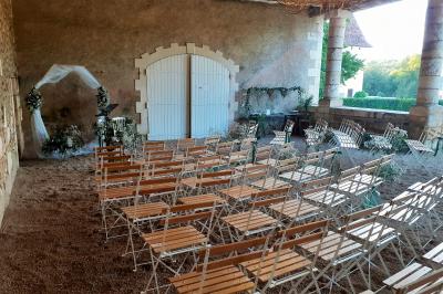 Éclairage nocturne mettant en valeur des arbres et des buissons dans un jardin sombre.
