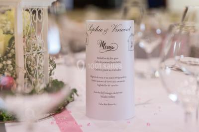 Miniature V Déco Evénements #4 Centre de table avec bouquet de fleurs blanches et roses, numéro de table ’1’ et bougies sur une nappe blanche.