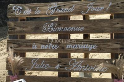 Miniature V Déco Evénements #6 Centre de table avec bouquet de fleurs blanches et roses, numéro de table ’1’ et bougies sur une nappe blanche.