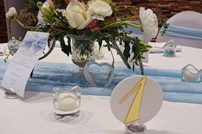 Miniature V Déco Evénements #11 Centre de table avec bouquet de fleurs blanches et roses, numéro de table ’1’ et bougies sur une nappe blanche.