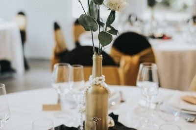 Miniature Centre de table GATSBY Commode blanche avec fleurs et miroir doré affichant un message de bienvenue pour un mariage en extérieur.