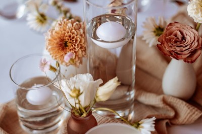 Miniature Centre de table NATUREL Commode blanche avec fleurs et miroir doré affichant un message de bienvenue pour un mariage en extérieur.