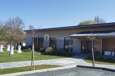 Radiateur sèche-serviettes blanc fixé sur un mur bleu, près d'un lavabo et d'étagères ouvertes.