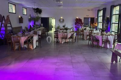 Radiateur sèche-serviettes blanc fixé sur un mur bleu, près d'un lavabo et d'étagères ouvertes.