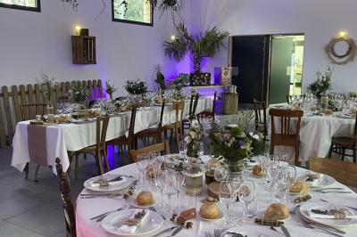 Radiateur sèche-serviettes blanc fixé sur un mur bleu, près d'un lavabo et d'étagères ouvertes.