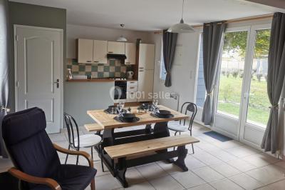 Radiateur sèche-serviettes blanc fixé sur un mur bleu, près d'un lavabo et d'étagères ouvertes.